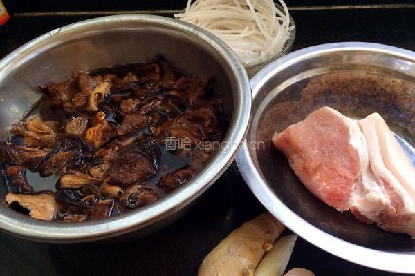 五花肉炖粉条蘑菇的做法图解1