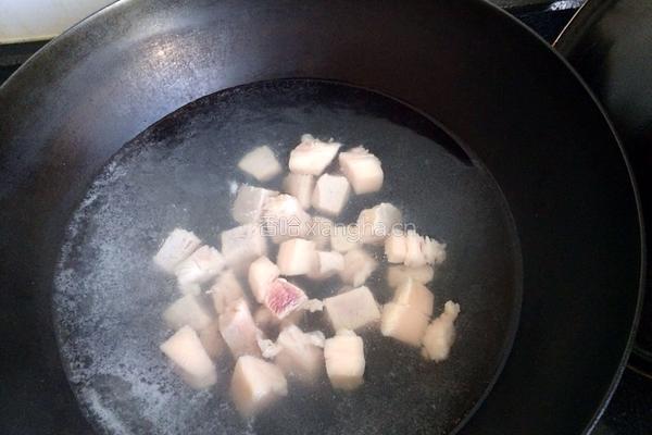五花肉炖粉条蘑菇的做法图解3