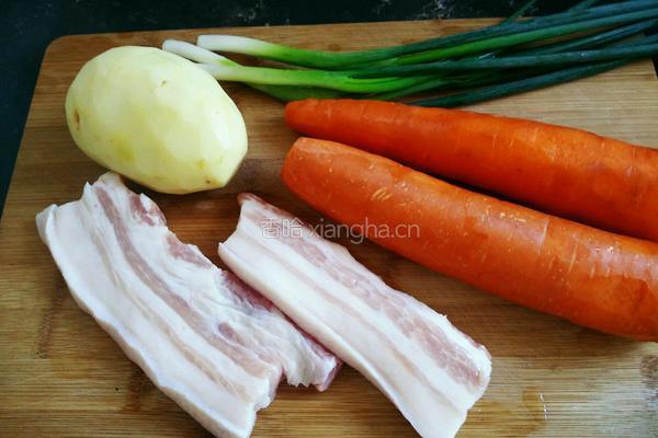 土豆胡萝卜烧肉的做法图解1