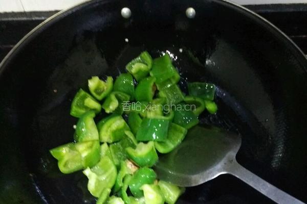 青椒炒鸡胗的做法图解3