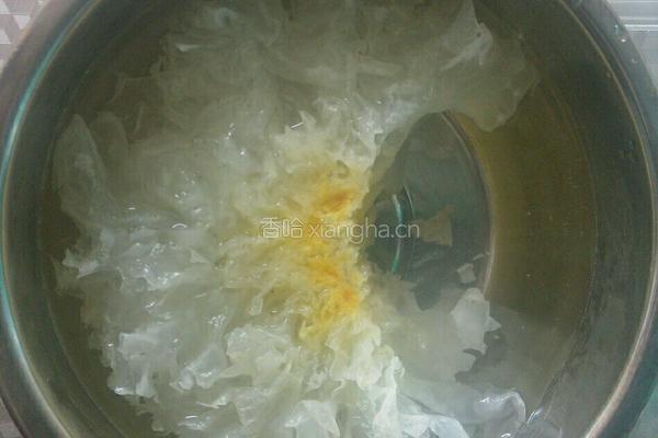 银耳雪梨羹的做法图解1