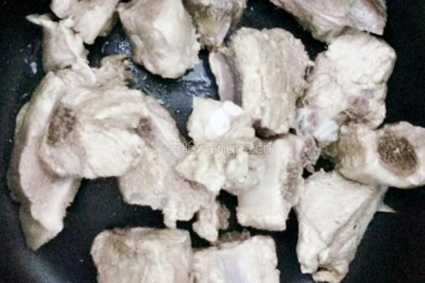 萝卜海带排骨汤的做法图解1