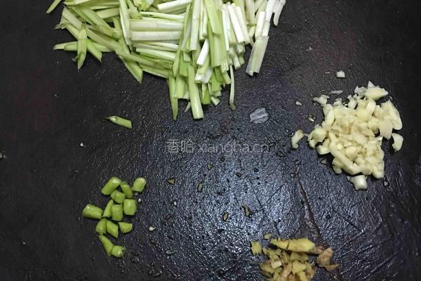 蒜苗炒花甲螺的做法图解1