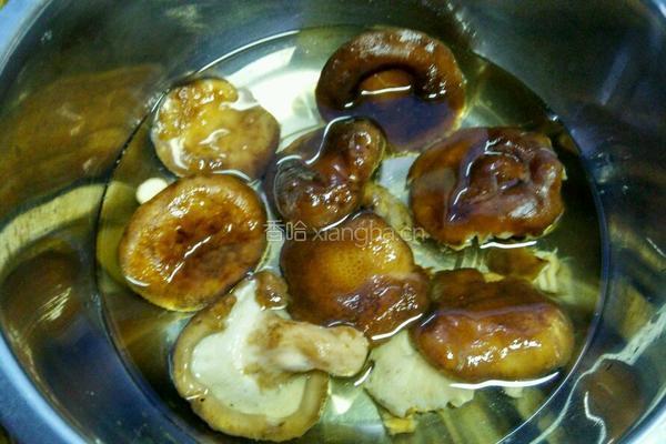 香菇炖鸡肉的做法图解2