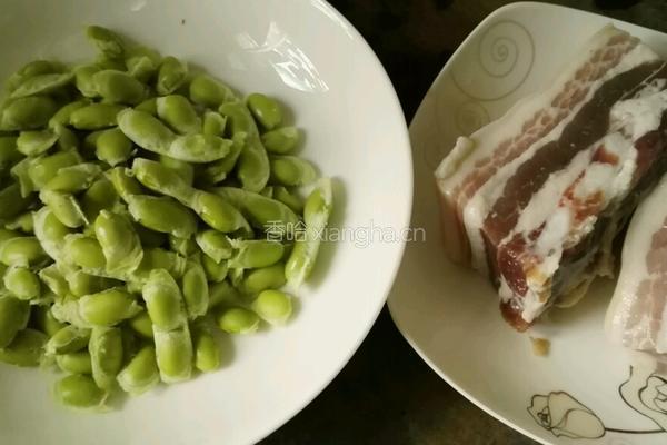 咸肉蒸毛豆子的做法图解1