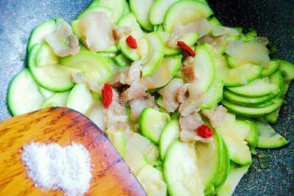 西葫芦炒肉的做法图解9