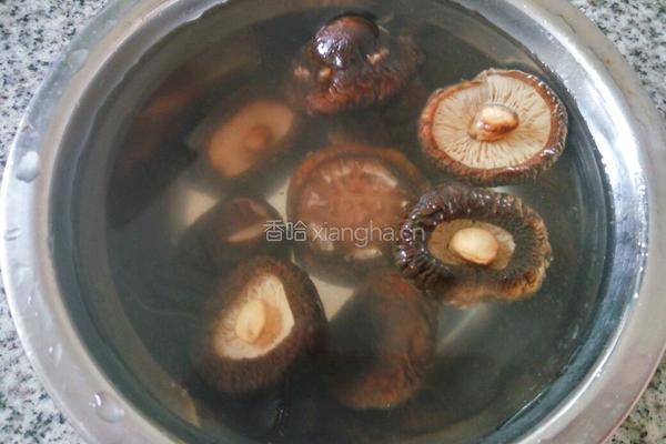 香菇鸡肉焖饭的做法图解1