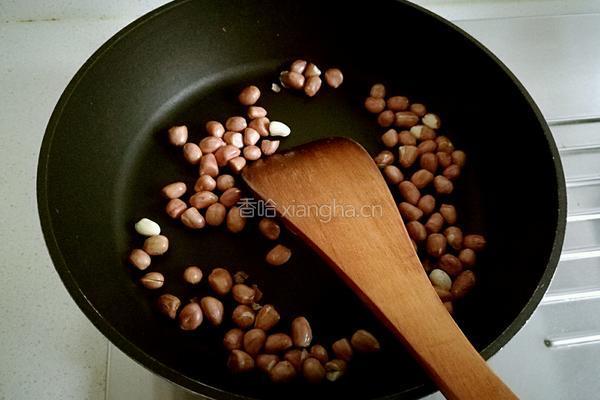麻酱拌花生菠菜的做法图解1