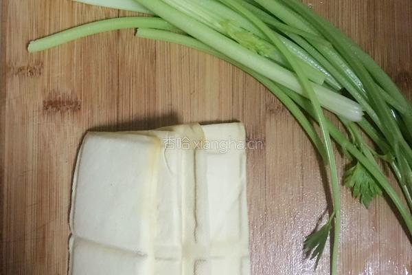 芹菜炒豆干的做法图解1