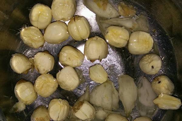 桃胶红枣银耳莲子羹的做法图解3