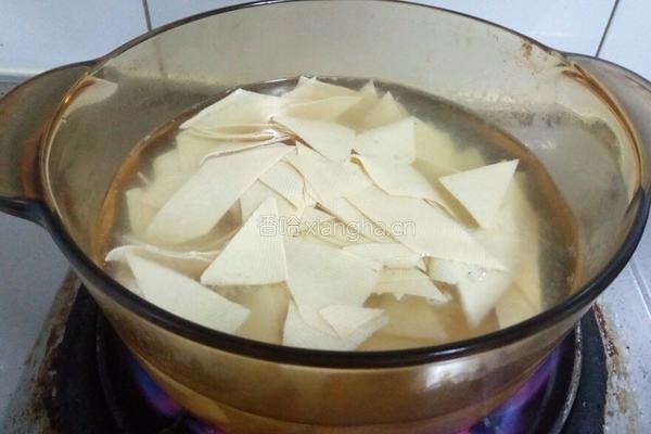 肉片尖椒豆皮的做法图解2