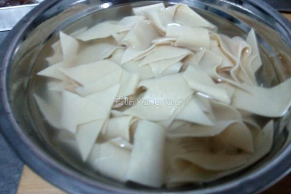 肉片尖椒豆皮的做法图解3