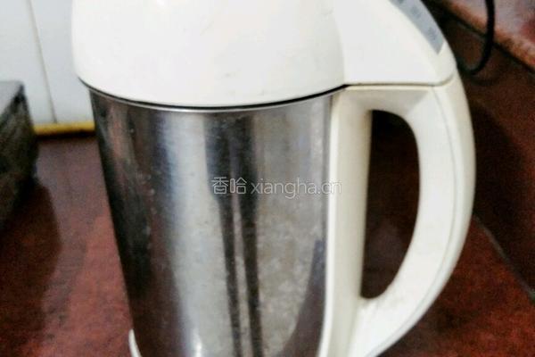 儿童早餐鸡蛋面豆浆水果沙拉的做法图解3