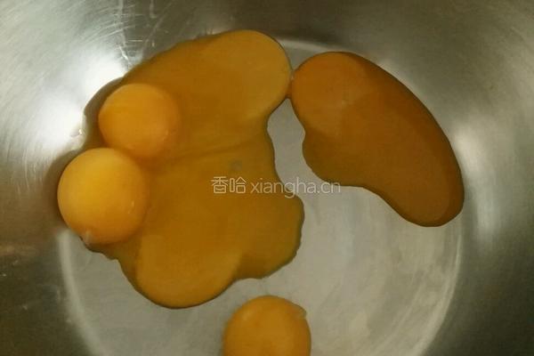 草莓酱蛋糕卷的做法图解2