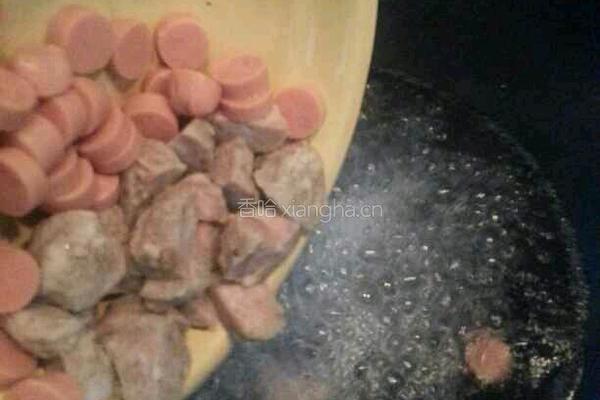 糖醋火腿肠的做法图解2