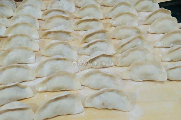 东北牛肉芹菜饺子的做法图解2