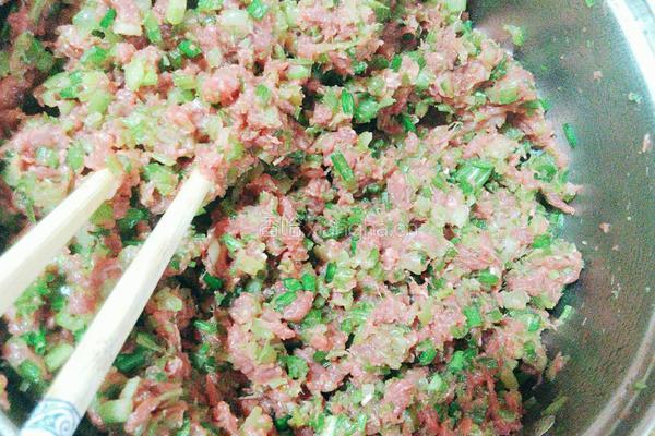 东北牛肉芹菜饺子的做法图解4