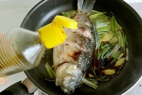 葱烧鲫鱼的做法图解11