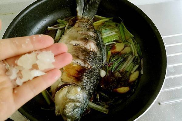 葱烧鲫鱼的做法图解13
