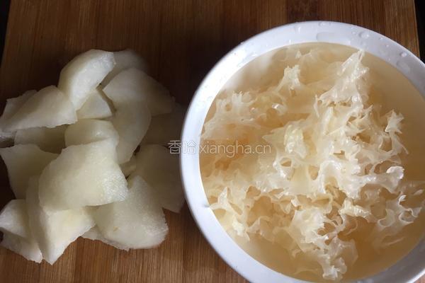 冰糖雪梨枸杞银耳羹的做法图解2