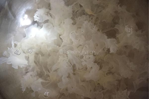 冰糖雪梨枸杞银耳羹的做法图解3