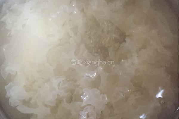 冰糖雪梨枸杞银耳羹的做法图解4
