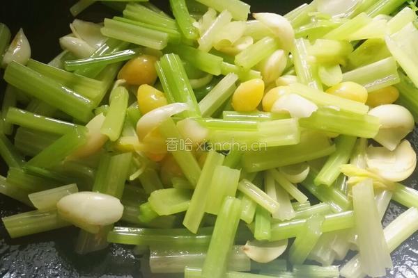百合银杏炒西芹的做法图解9
