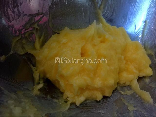 蛋黄加入砂糖搅拌均匀
