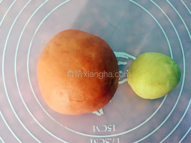 分次筛入面粉和成面团，留一小块原色做花心，其余的加入草莓味水果粉和成粉红色面团

