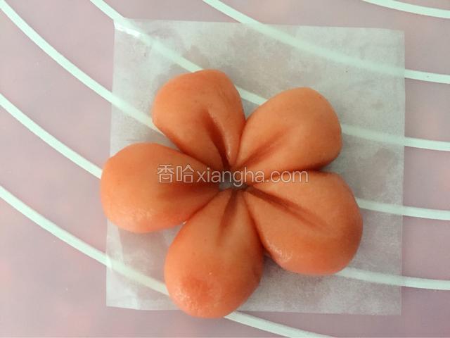 用牙签从花心开始压出一道痕迹来
