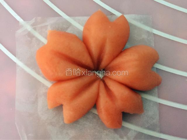 用刀在花瓣顶端切掉一个小三角形
