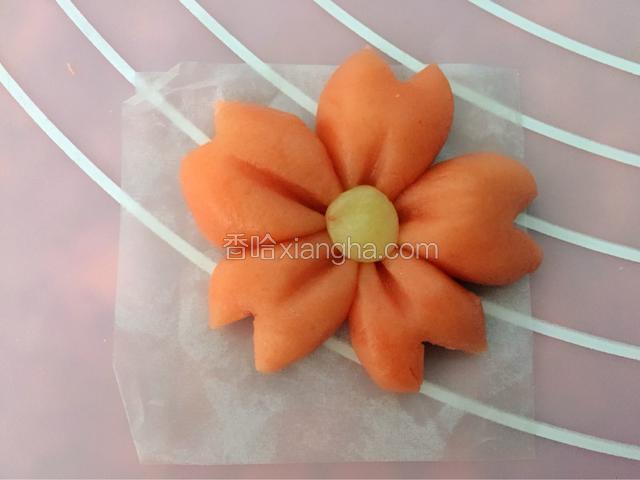 黄色面团搓成小圆球做花心
