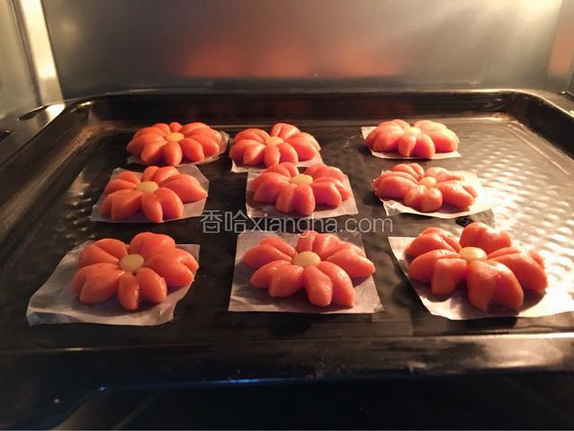 烤箱预热，入烤盘中下层饼干模式烤制（上下火150度12分钟）
