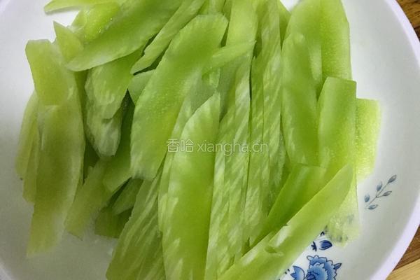 莴笋炒肉的做法图解2