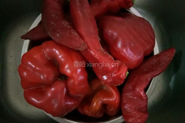 猪肉花生辣椒酱的做法图解1