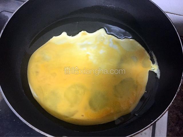 平底锅倒入适量油烧至六七成热时倒入鸡蛋液煎熟盛出备用