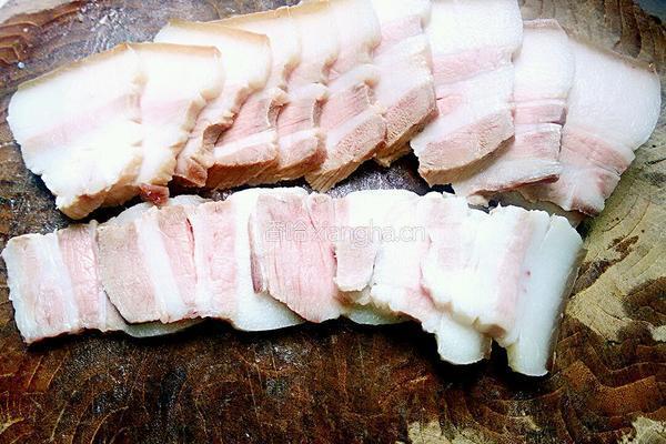 蒜苗苦瓜炒肥肉的做法图解2