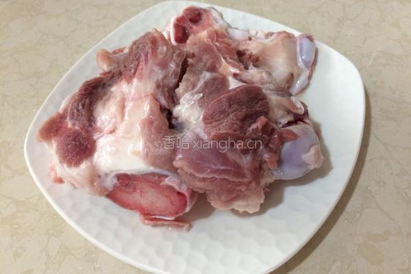 大骨萝卜汤的做法图解1