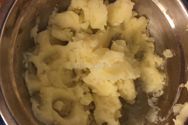 笑脸土豆饼的做法图解1