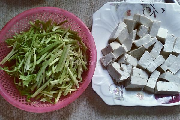芹菜炒豆腐的做法图解1
