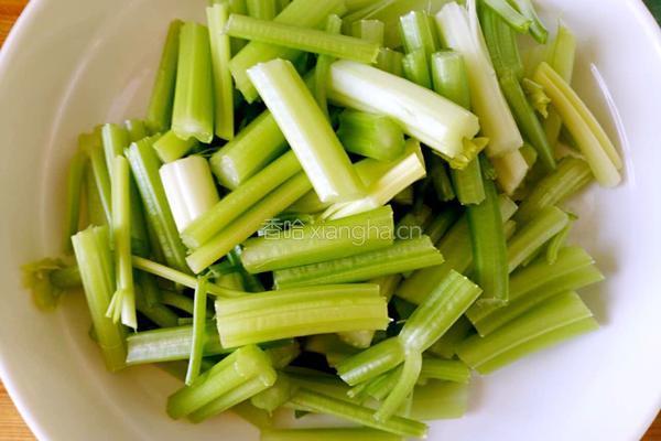 香辣土豆烧芹菜的做法图解2