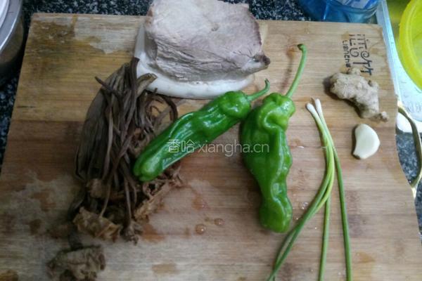 茶树菇炒回锅肉的做法图解1