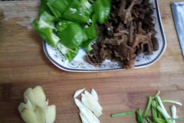 茶树菇炒回锅肉的做法图解2