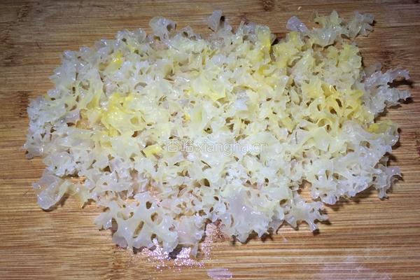 银耳绿豆薏米糖水的做法图解2