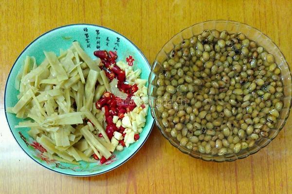 酸笋炒黄豆的做法图解3