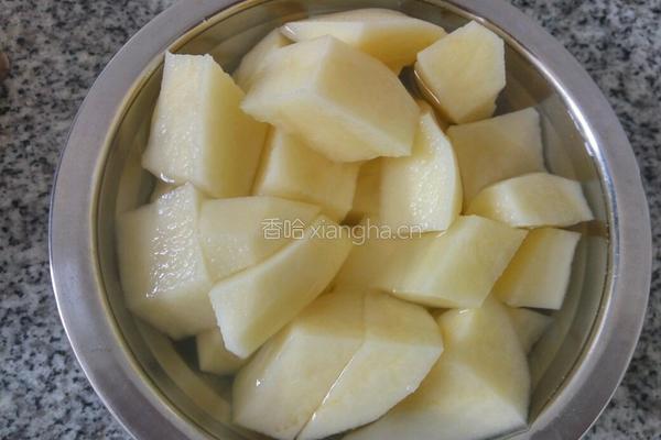 土豆炖南瓜的做法图解2