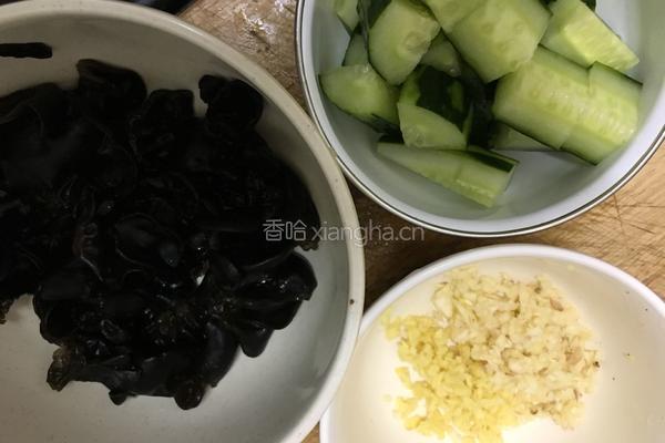 木耳伴青瓜(凉菜)的做法图解1