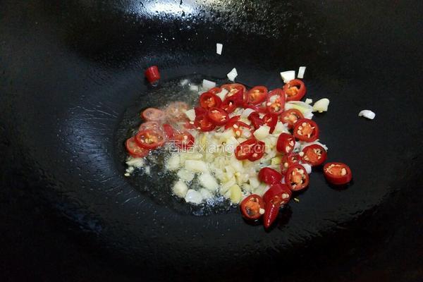 大蒜辣椒蒸鲈鱼的做法图解5