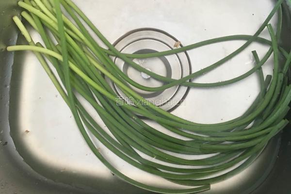 蒜苔炒腊肉的做法图解2