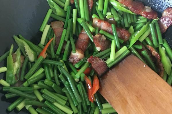 蒜苔炒腊肉的做法图解8
